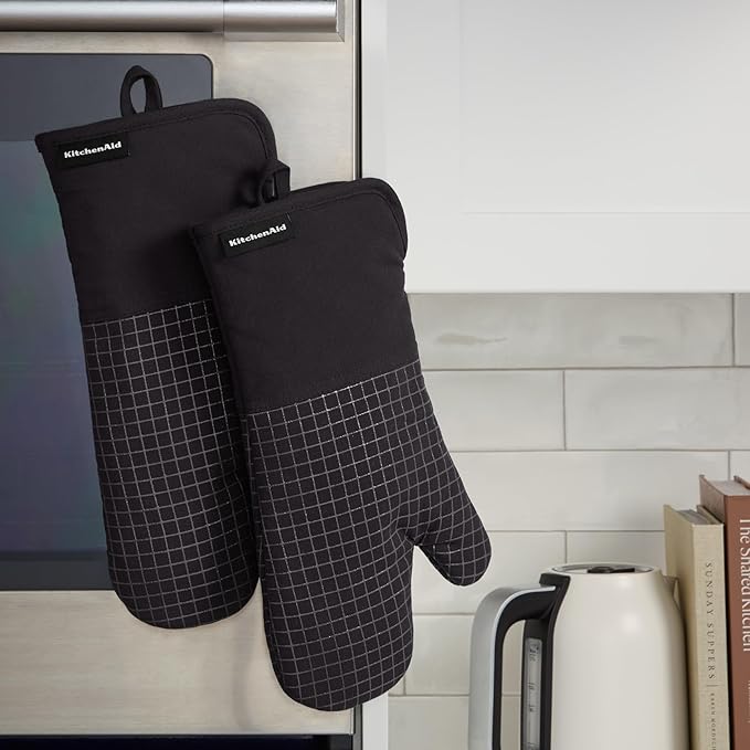 KITCHENAID Gourmet Series Gridlines Oven Mitts 2-Pack Set, Heat Resistant up to 600°F, Soft Silicone Grip, Magnetic Cuff, Matte Black, 7"x14"