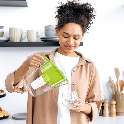 AQUAPHOR Smile Compact Fridge Water Filter Jug, Includes 1x A5 Filter Cartridge to Reduce Limescale, Chlorine & Heavy Metals, Plastic, Volume 2.9 L, Green.
